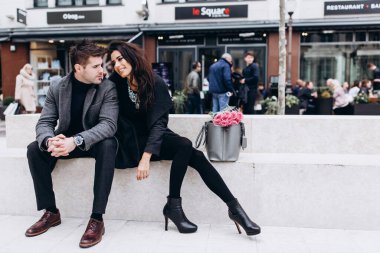 Genç çift merdivenlerde birlikte oturuyor. 