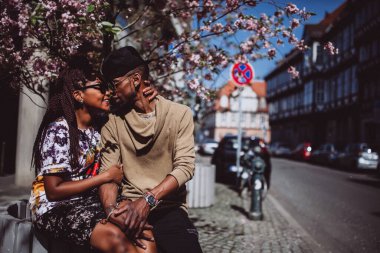 Genç, güzel siyah çift şehirde güneş gözlükleriyle poz veriyor.