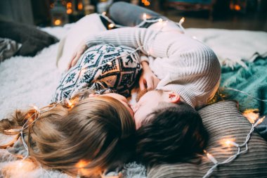 Güzel, genç ve aşık bir çift Noel arifesinde yatakta yatıyor..         