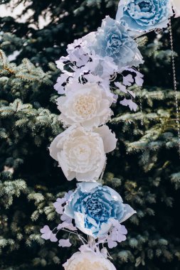 Parkta güzel çiçekler olan dekoratif düğün kemerinin yakın çekimi