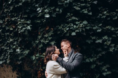 Ormanda yapraklara poz veren güzel bir çift.