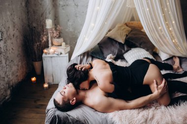 Aşık seksi genç çift yatakta yatıyor.