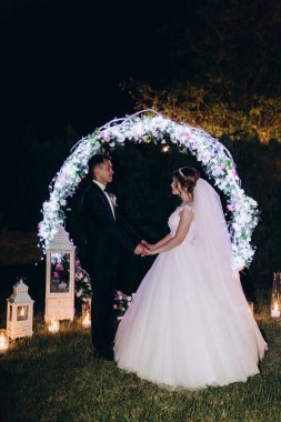 Gelin ve damat akşam parkta nikah töreninde.