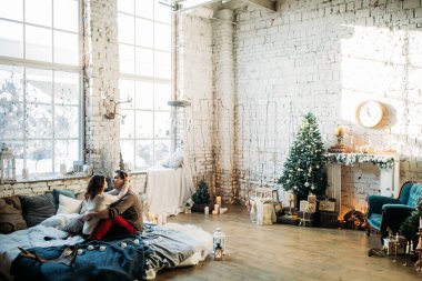 Güzel, mutlu, birbirine aşık genç bir çift sıcak bir odada kucaklaşıyorlar..                   