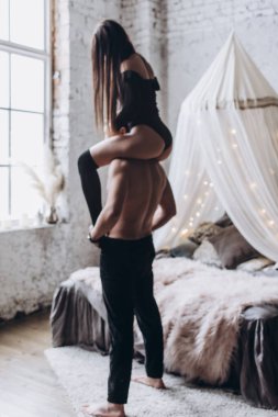 Güzel, genç bir çift yatak odasında birbirine aşık.