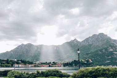 Göl ve bulutlu gökyüzü ile güzel dağ manzarası
