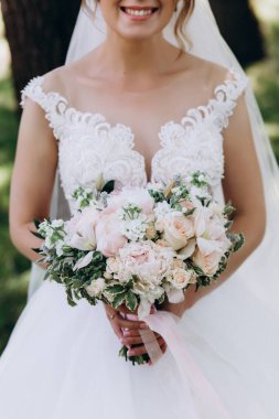 Güzel genç gelinin portresi düğün buketi taşıyor. 