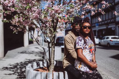 Genç, güzel siyah çift şehirde güneş gözlükleriyle poz veriyor.