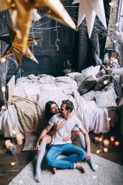 Mutlu çift stüdyoda poz veriyor. 