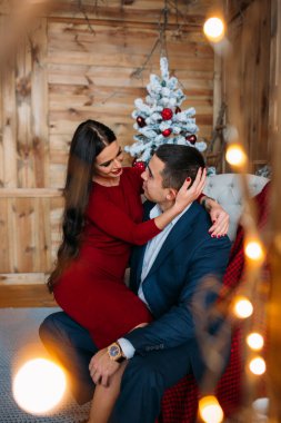 Yeni yılın arka planında poz veren güzel bir çift.. 