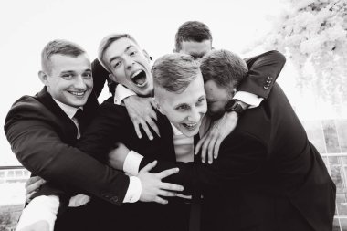 siyah ve beyaz, mutlu genç arkadaşlar düğün günü eğleniyor.