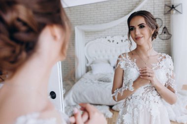 Sabah yatak odasında genç ve çekici bir gelin. düğün günü         