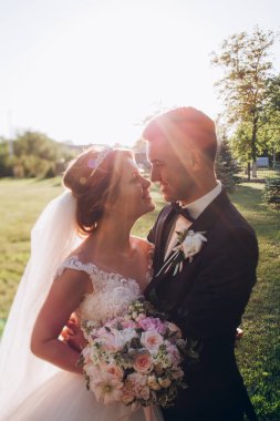 Parkta genç ve güzel bir düğün çifti. düğün günü           