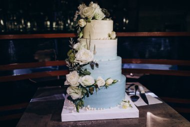 Çiçekli, nefis düğün pastası manzarası.          