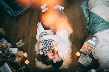 Birbirlerine aşık mutlu genç çift samimi bir şekilde kucaklaşıyorlar.       