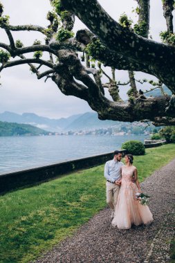 Dağ gölü kıyısında yürüyen güzel bir çift.