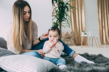 Genç anne ve küçük bebek yatak odasında.