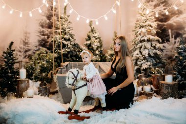 Anne ve küçük kızı Noel dekoruyla stüdyodalar. 