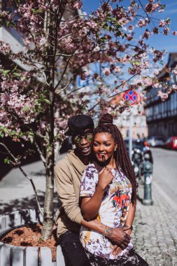 Mutlu Afro-Amerikan çifti şehirde birlikte poz veriyor. 