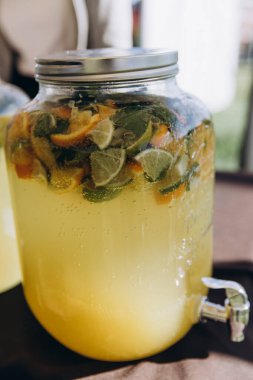 Masada tıkırtı olan limonata kavanozunun dikey görüntüsü