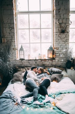 Güzel, genç ve aşık bir çift Noel arifesinde yatakta yatıyor..         