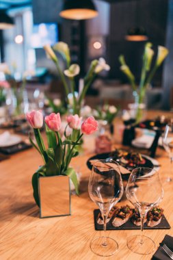 Düğün için şık bir masa.          