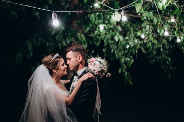 Mutlu genç çift geceleri düğünlerinde aşık olur.   