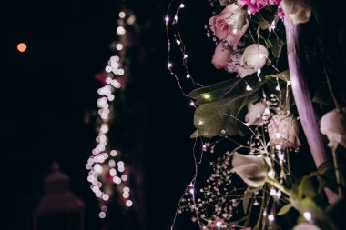 Güzel çiçekler, düğün töreni için zarif bir çiçek dekoru.              