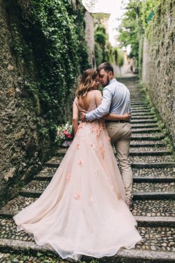 Kasabada yürüyen güzel bir çiftin arka manzarası.