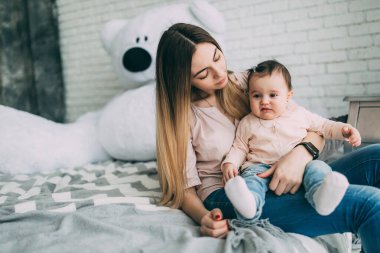 Güzel, mutlu bir anne ve şirin bir bebek.