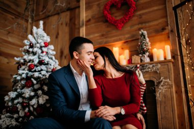 Yeni yılın arka planında poz veren güzel bir çift.. 