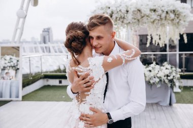 Çiçeklerle süslenmiş terasta birbirine aşık bir çift. 