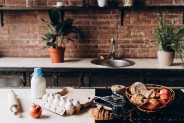Mutfak masasındaki taze organik yemek malzemelerinin yakın plan görüntüsü.        