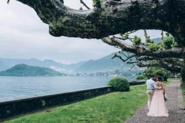 Dağ gölü kıyısında yürüyen güzel bir çiftin arka manzarası. 