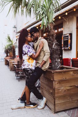 Genç, güzel siyah çift şehirde güneş gözlükleriyle poz veriyor.