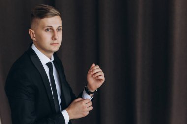 Stüdyoda poz veren yakışıklı damadın portresi.      