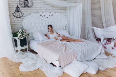 Sabah yatak odasında genç ve çekici bir gelin. düğün günü         