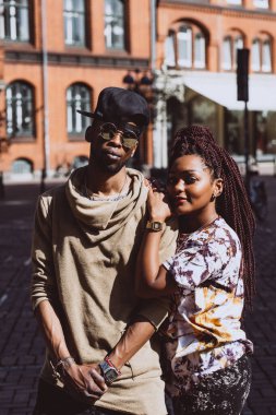 Şık bir Afrikalı Amerikalı çift şehirde günlük giysiler içinde.