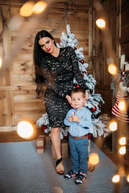 Mutlu anne ve küçük oğlu stüdyoda. 