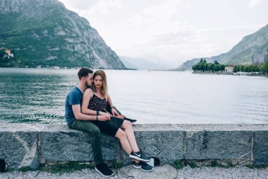 Mongro 'daki gölün kıyısında bir çift.