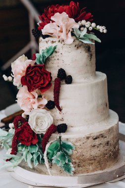 Çiçekli, nefis düğün pastası manzarası.          
