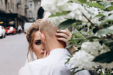 Şehirde birbirine aşık güzel bir çiftin portresi.         