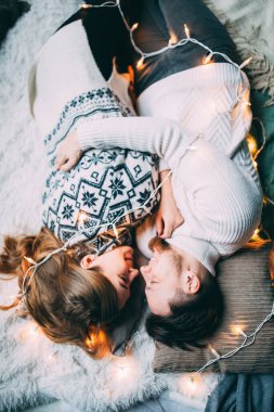 Genç çift Noel 'de ve Yeni Yıl' da birbirine aşık