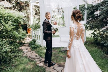 Mutlu gelin ve damat parktaki düğün töreninde