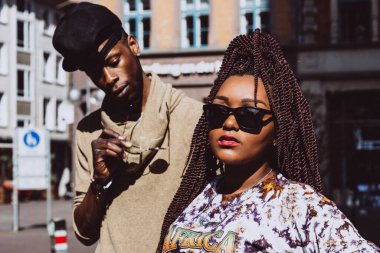 Şehrin sokaklarında güneş gözlüklü genç Afrikalı Amerikalı çift