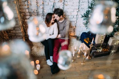 Güzel, mutlu, birbirine aşık genç bir çift sıcak bir odada kucaklaşıyorlar..                   