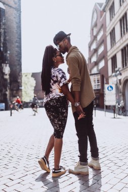 Genç, güzel siyah çift şehirde güneş gözlükleriyle poz veriyor.