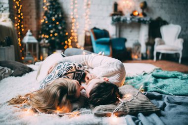 Güzel, genç ve aşık bir çift Noel arifesinde yatakta yatıyor..         
