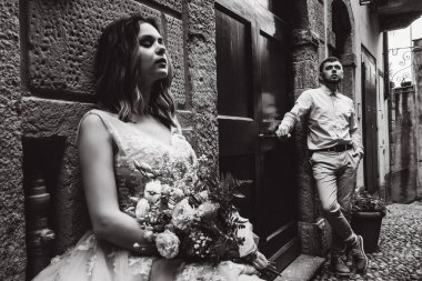 Eski şehirde poz veren genç ve güzel bir çift. düğün günü.