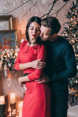 Mutlu, genç, zarif bir çift samimi bir şekilde kucaklaşıyor.